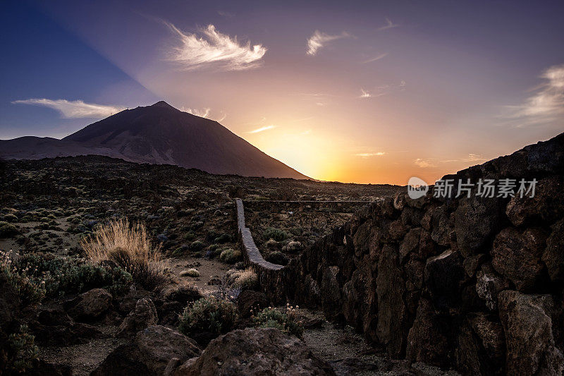西班牙加那利群岛特内里费岛泰德国家公园TF-21路附近32,5公里处的El Teide火山后壮观的日落